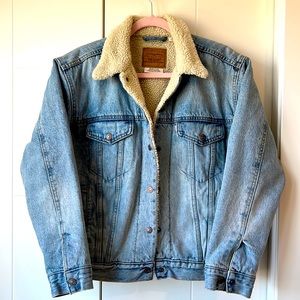 Levi’s boyfriend Sherpa trucker jacket